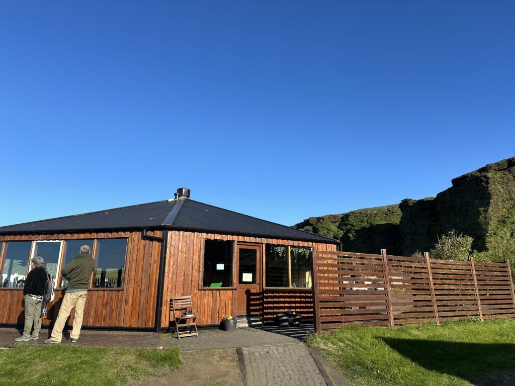 Kitchen and dining hall - Camping in Vik